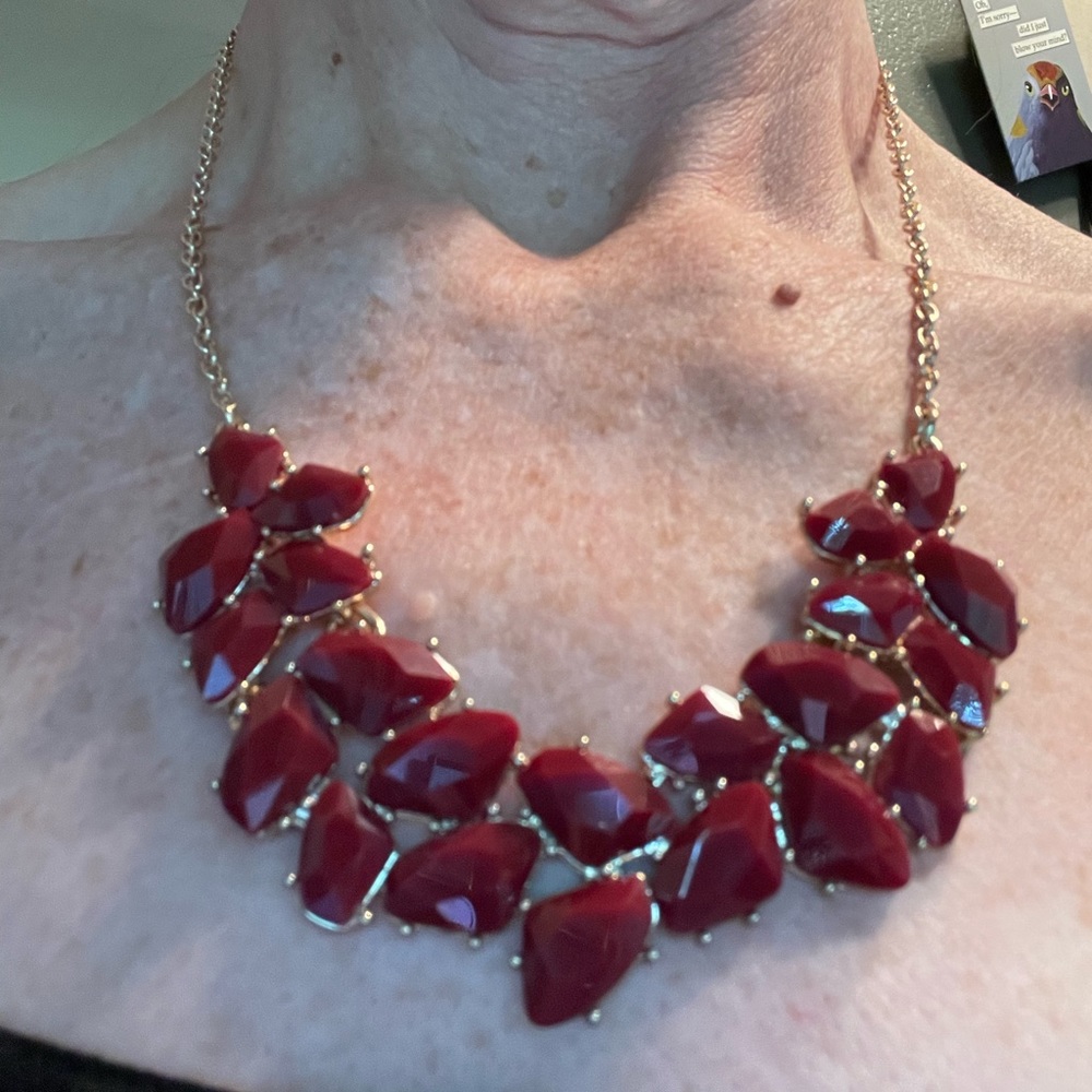 Avon fashion necklace, goldtone with burgundy stones